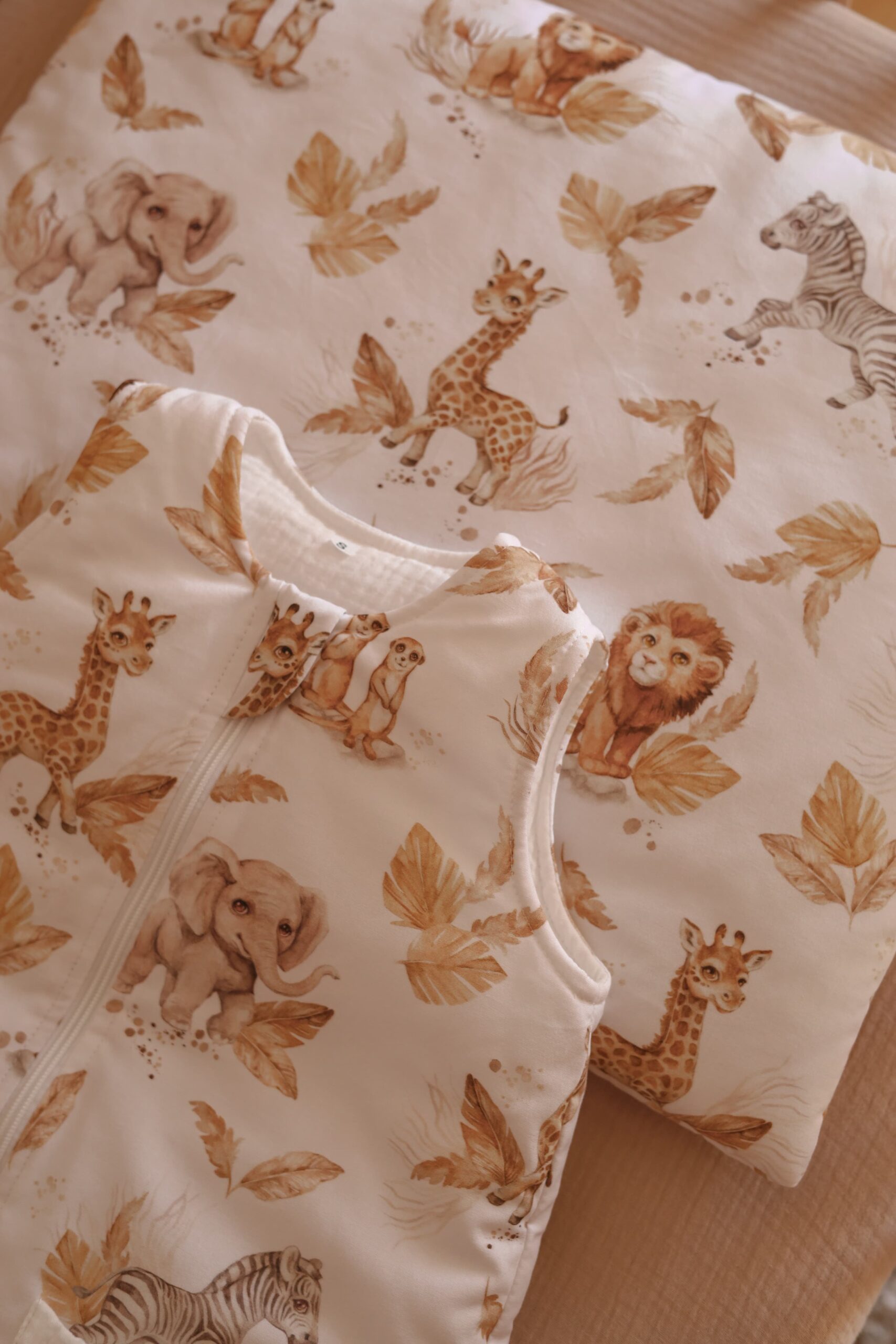 Gigoteuse a pieds avec coussin Safari – MotulinKa – Image 3