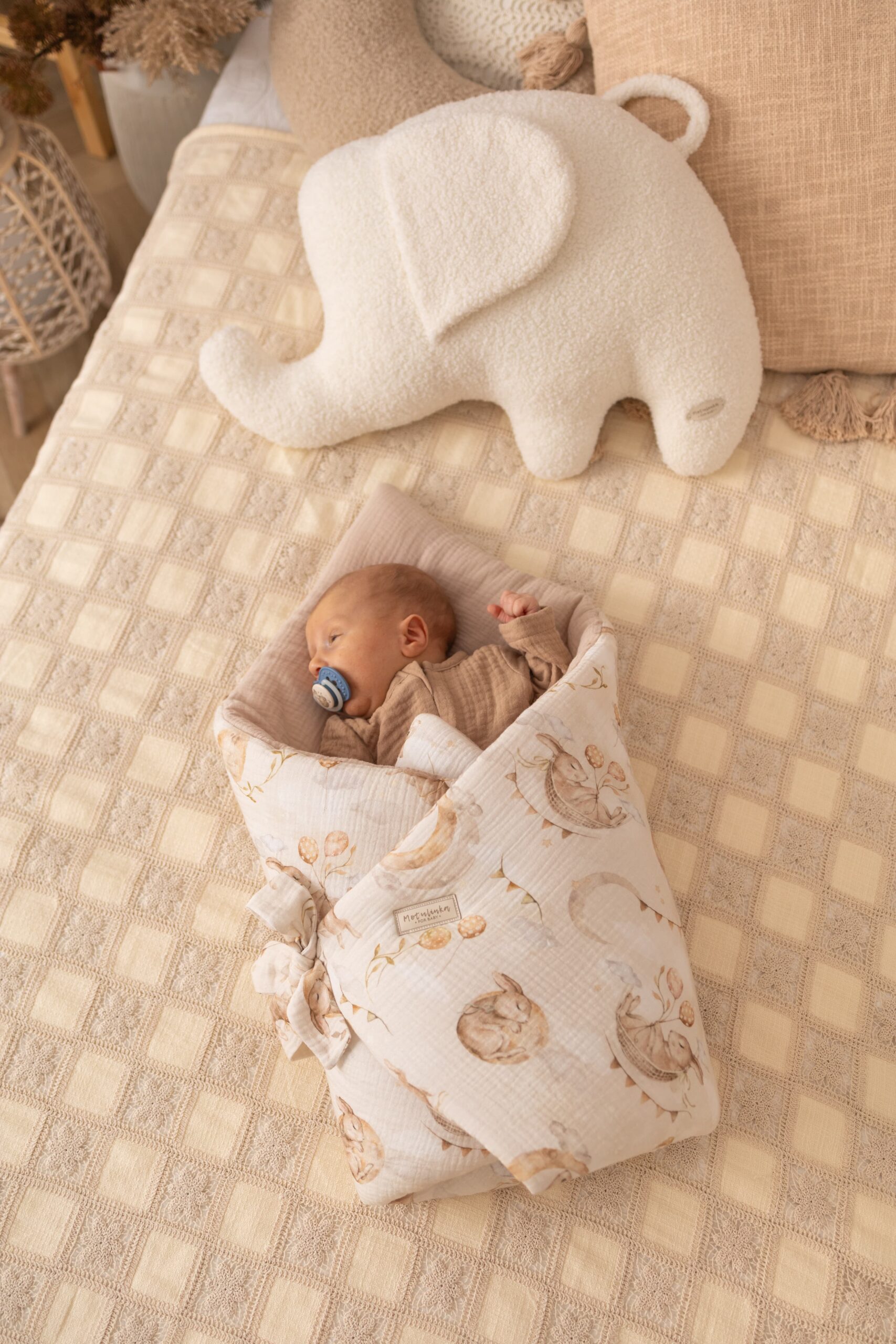 Gigoteuse d’emmaillotage en mousseline Fly Me to the Moon Beige – MotulinKa