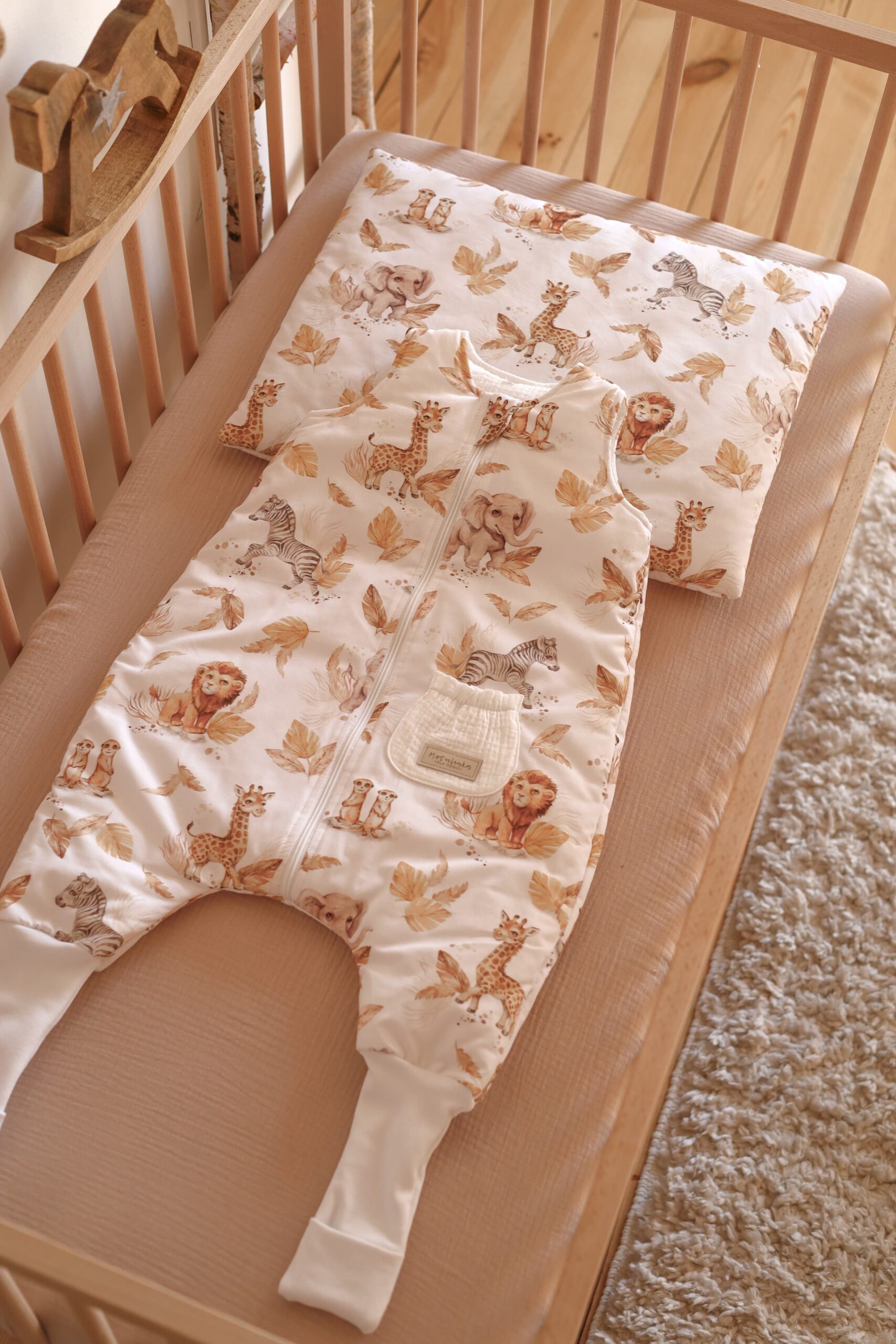 Gigoteuse a pieds avec coussin Safari – MotulinKa