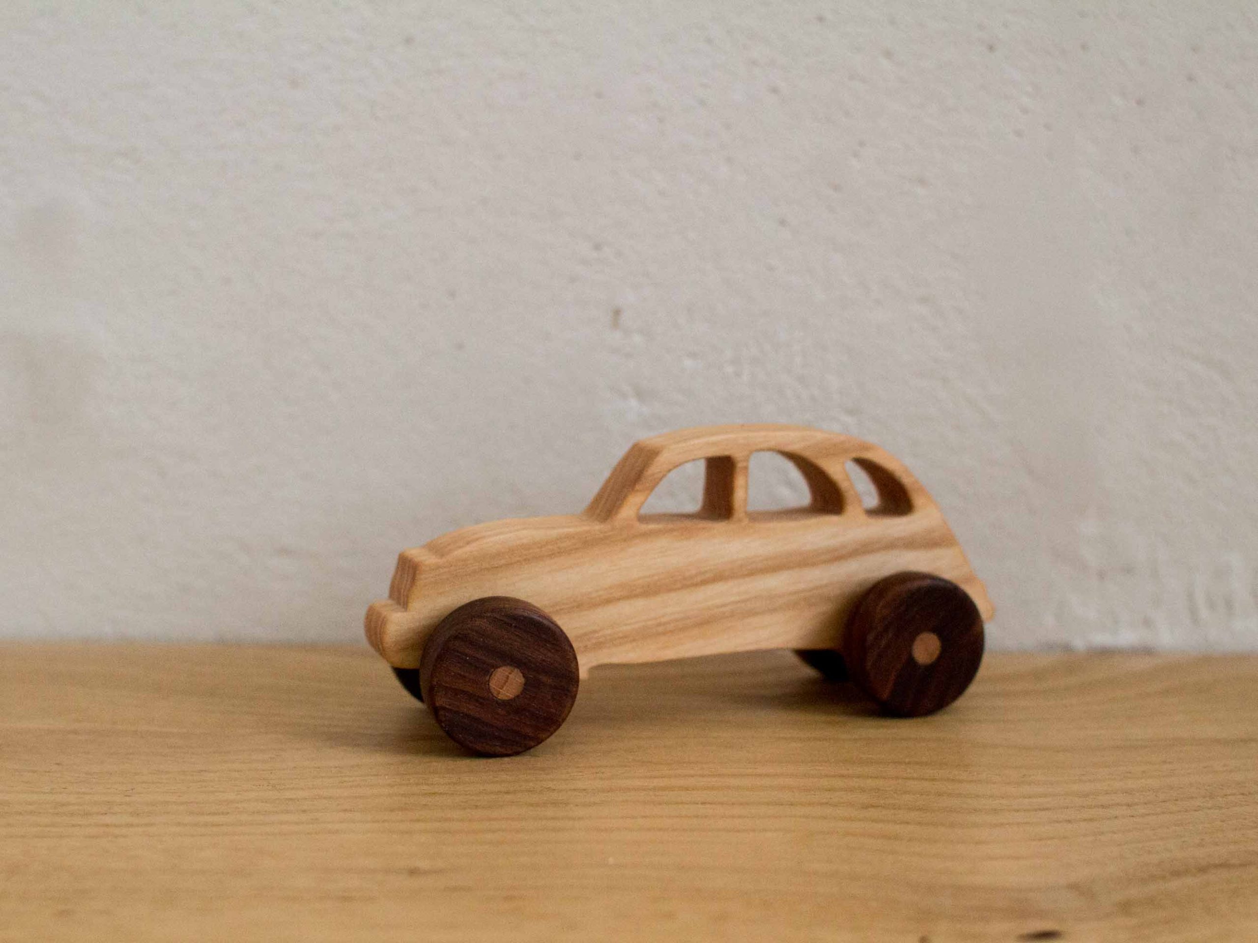 petite voiture « 2CV » frêne et noyer
