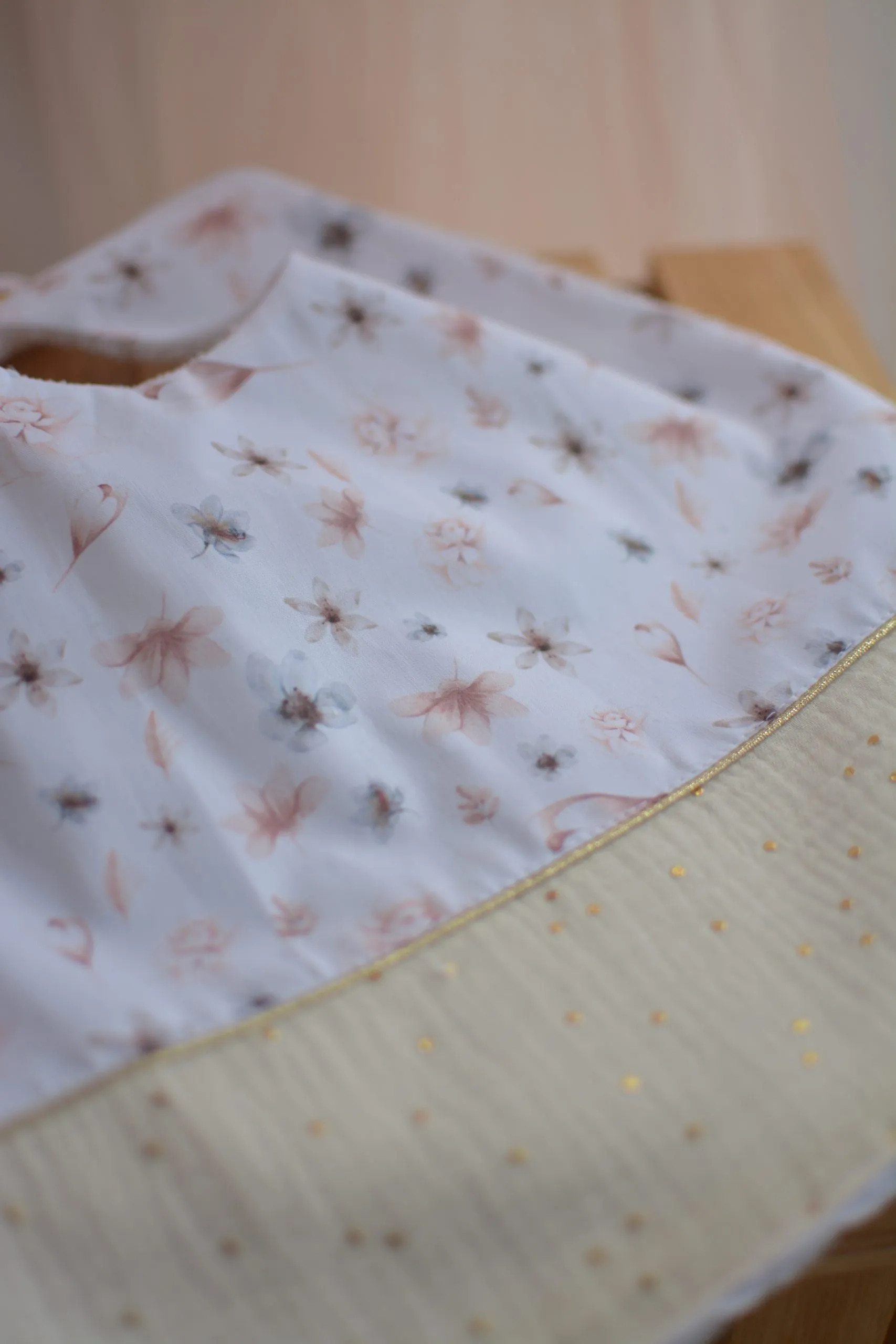 Bavoir personnalisable Princess Flowers – Image 2