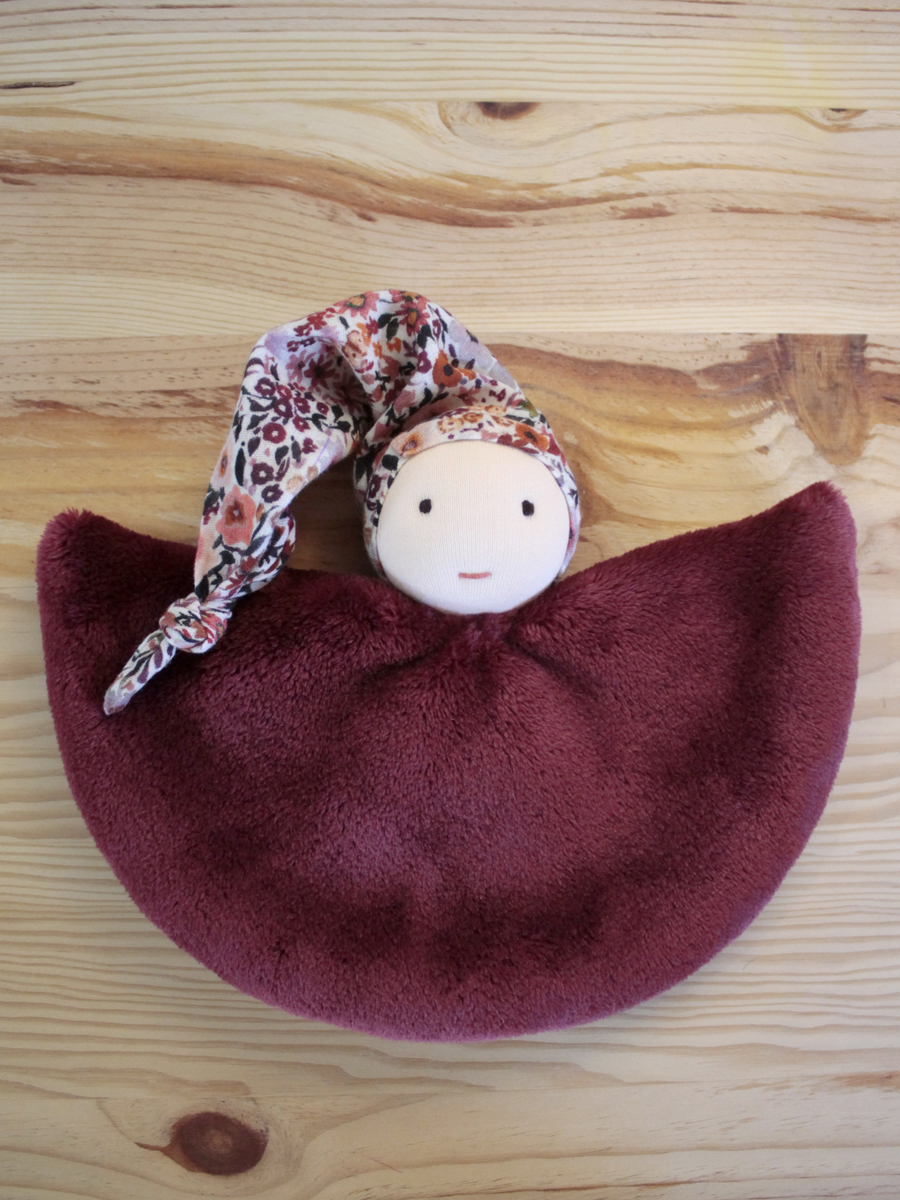 Doudou Lutin bordeau – Artisanat français – Matériaux certifiés – Image 2