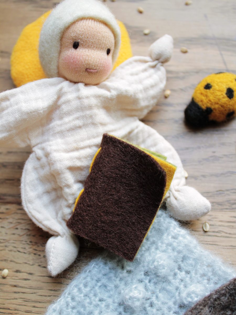 Mini poupée Waldorf avec accessoires – Enfant graine – Artisanat français – – Image 5