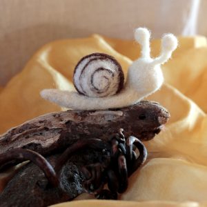 Escargot en laine feutrée – Artisanat français – Matériaux certifiés
