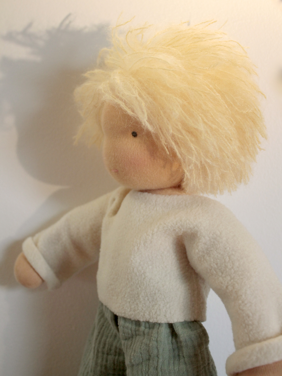 Grandes Poupées Waldorf 36 cm cheveux courts blonds – Artisanat français – Image 4