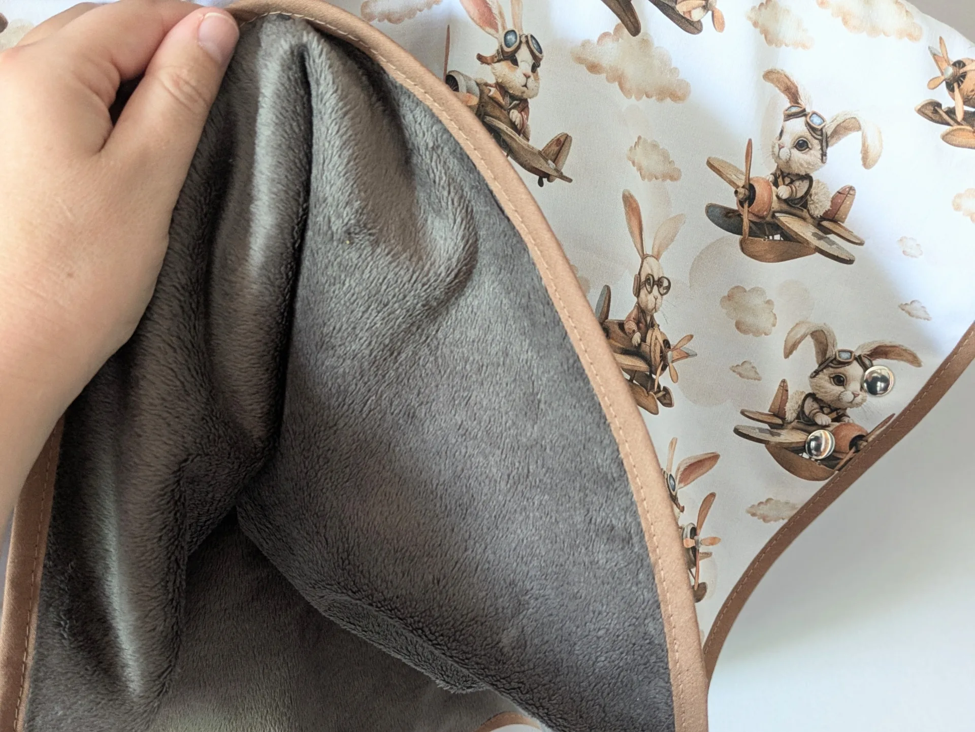 Poncho, cape évolutif bébé et enfant | MI-SAISON | 12-24 mois | Lapin aviateur – Image 6