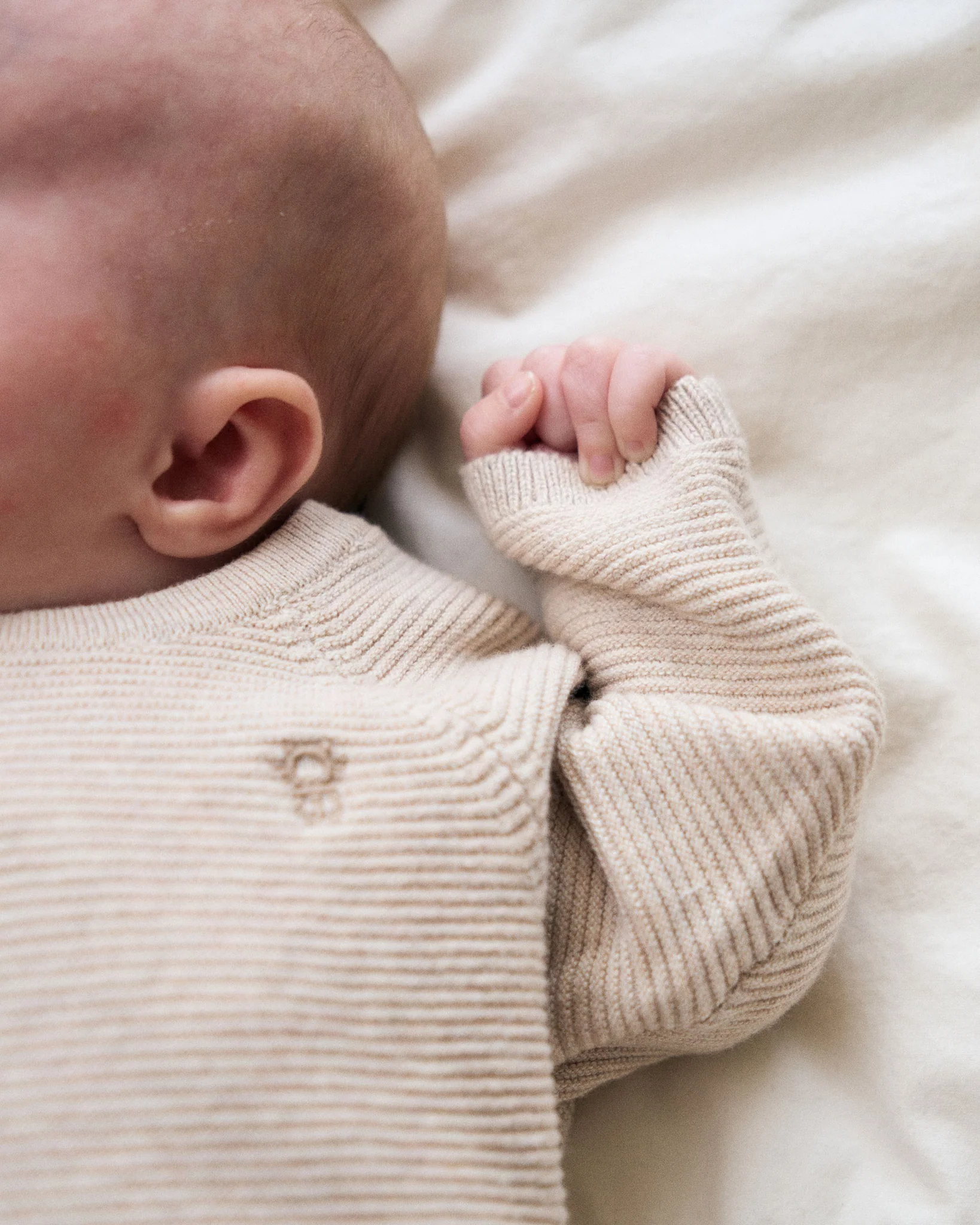 Coffret cadeau – Tétine LUU Kids 0–3 Hazelnut + Cardigan tricoté et pantalon bébé OKAIDI – Image 3