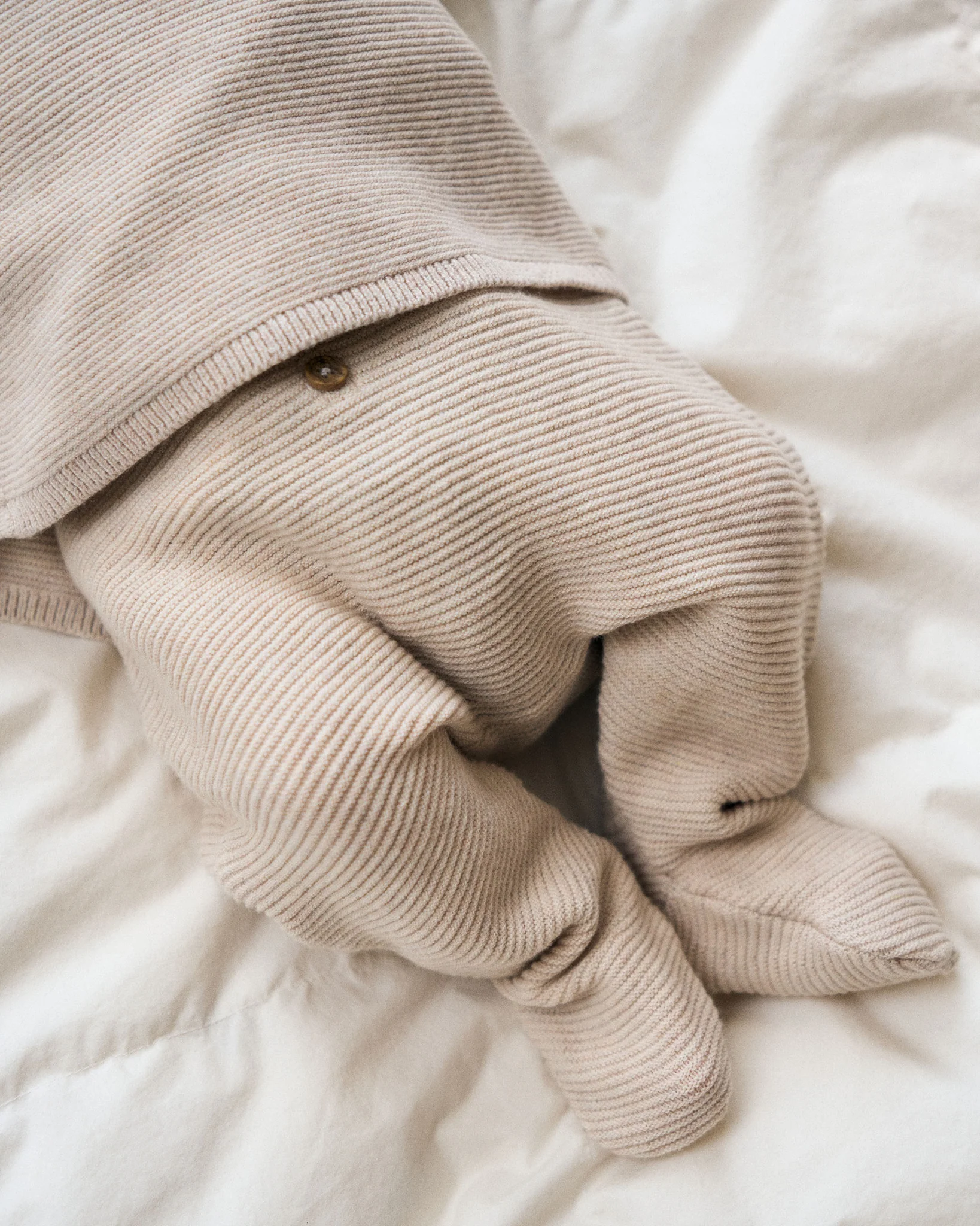 Coffret cadeau – Tétine LUU Kids 0–3 Hazelnut + Cardigan tricoté et pantalon bébé OKAIDI – Image 4