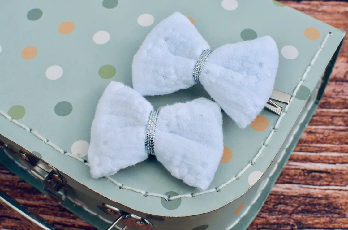 Barrette nœud double gaze brodée blanc (argenté)
