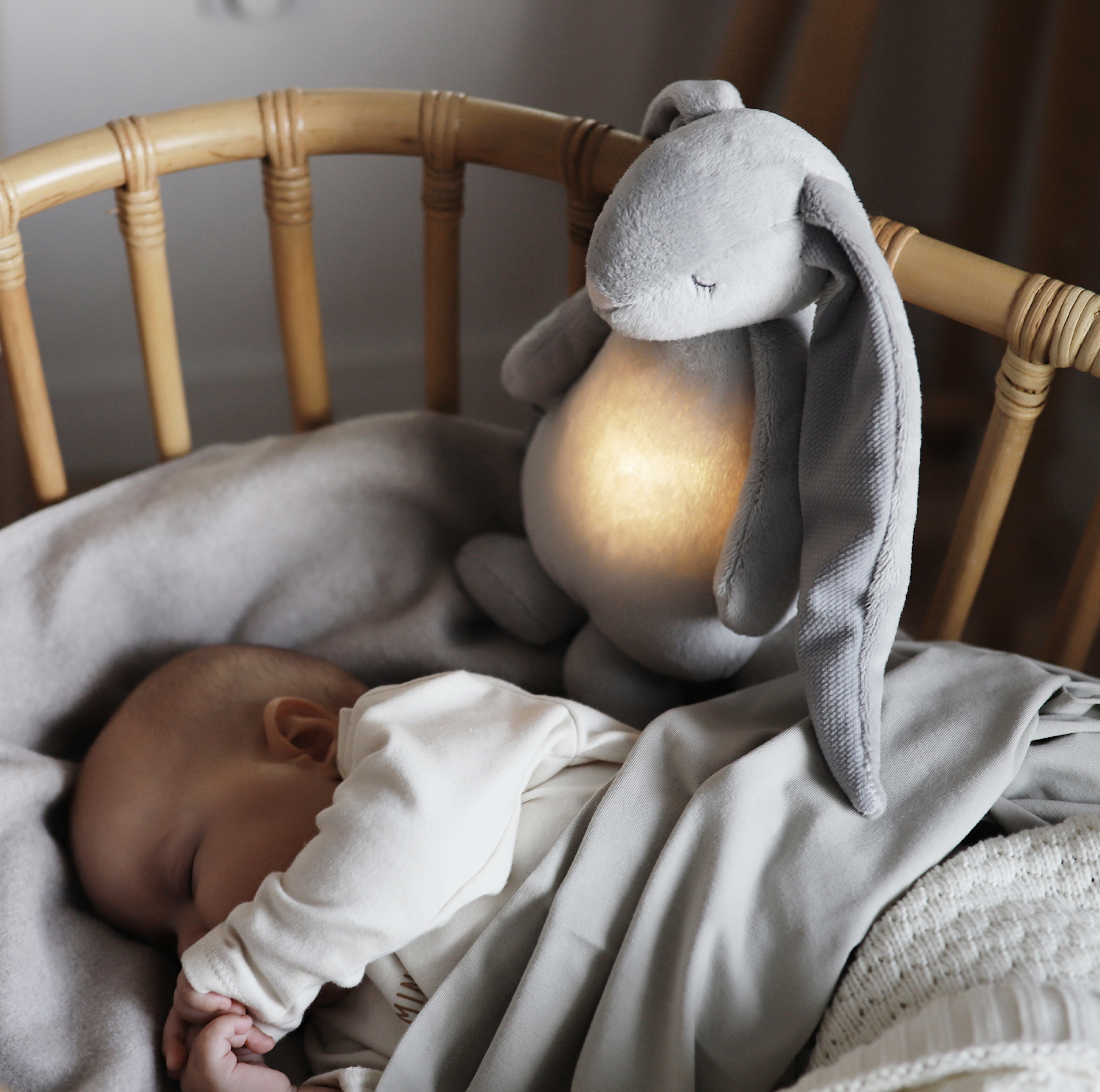 Lapin peluche fredonnant Moonie avec veilleuse – Silver 2.0 – Image 2