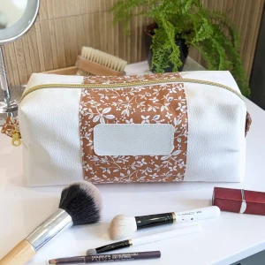 Trousse de toilette personnalisable pour femme ou homme.